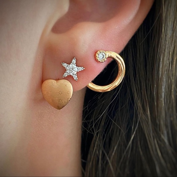 Stud Earrings 18k Gold Plated | Modern Hoop Design with Zircon - Picture 1 of 9